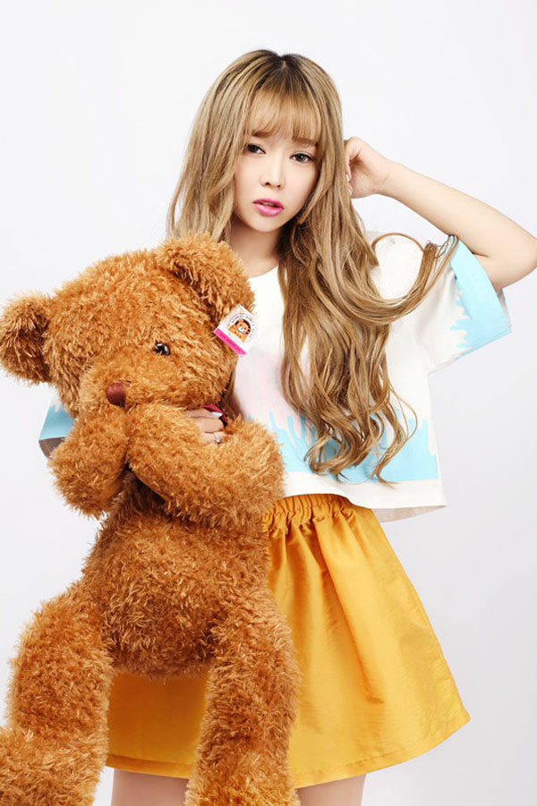 可爱裴紫绮迷人抱熊甜美写真