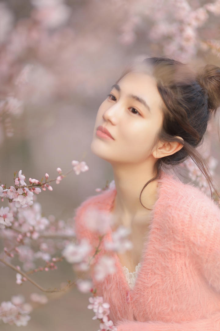 穿粉色毛衣的丸子头发型美女人像艺术摄影写真图片大全