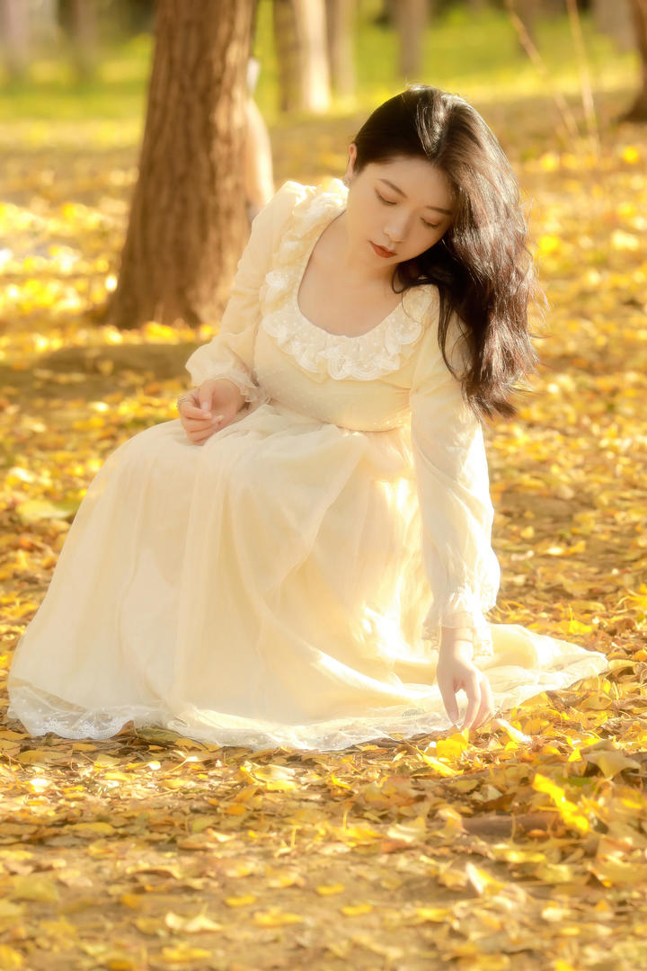 拾树叶的白裙子女生唯美写真图片大全