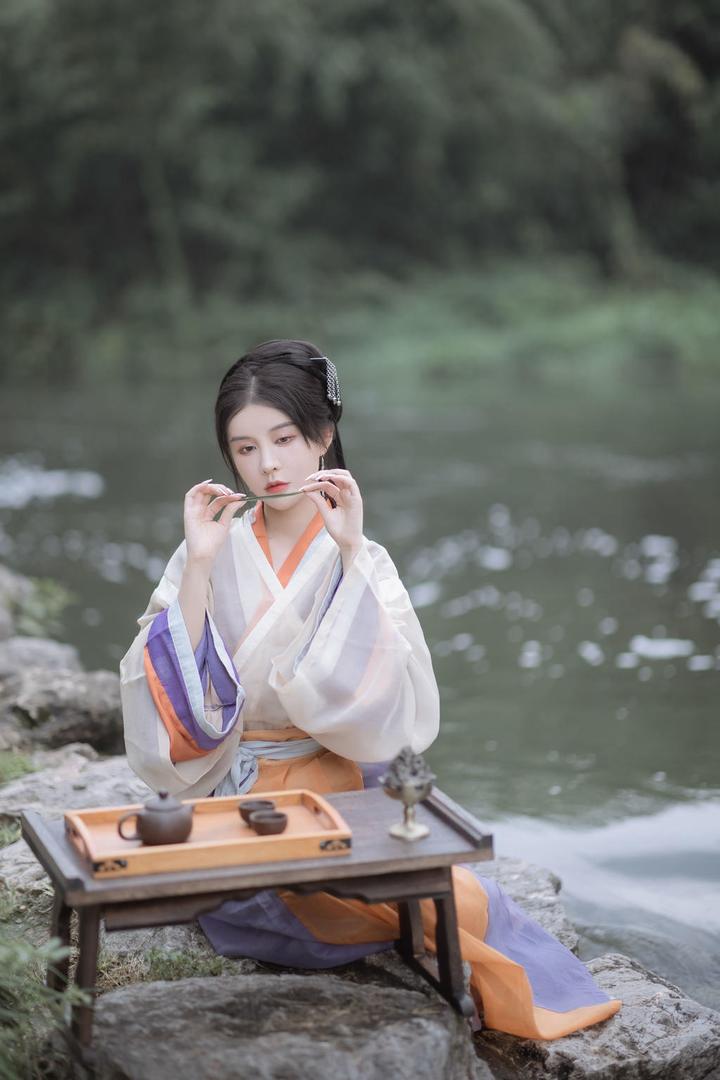 小溪边的唯美古装美女图片