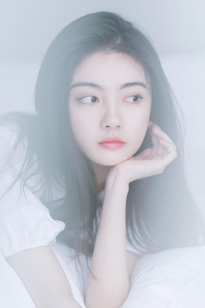 唯美清纯女生性感红唇写真图片