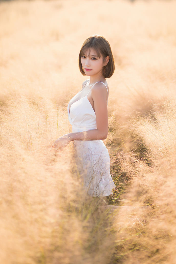 唯美草丛中的性感大胸吊带美女写真