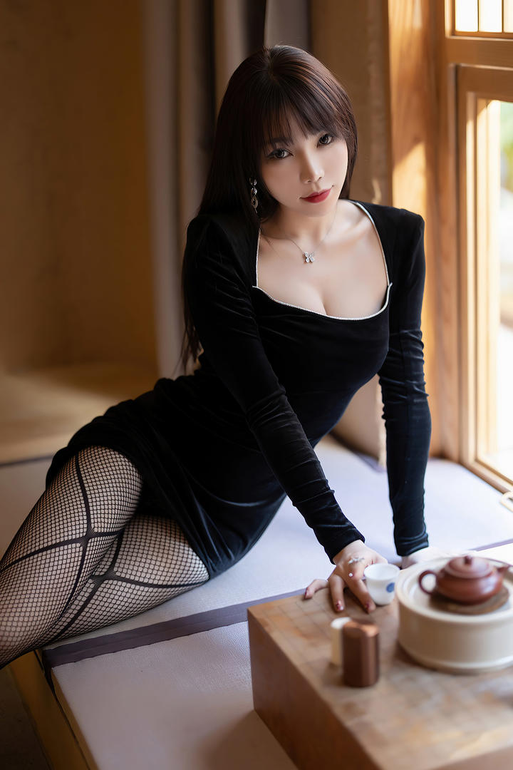 穿黑色超短裙的性感女茶艺师芝芝西西大胆国模人体艺写真图片