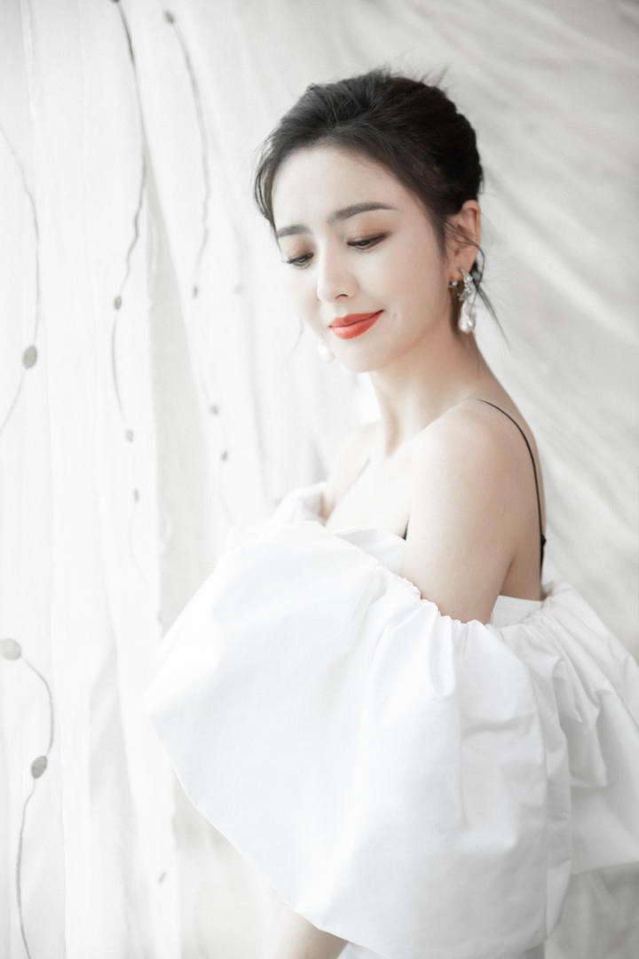 佟丽娅简约时尚纯白蝴蝶结连衣裙写真美女明星高清图片
