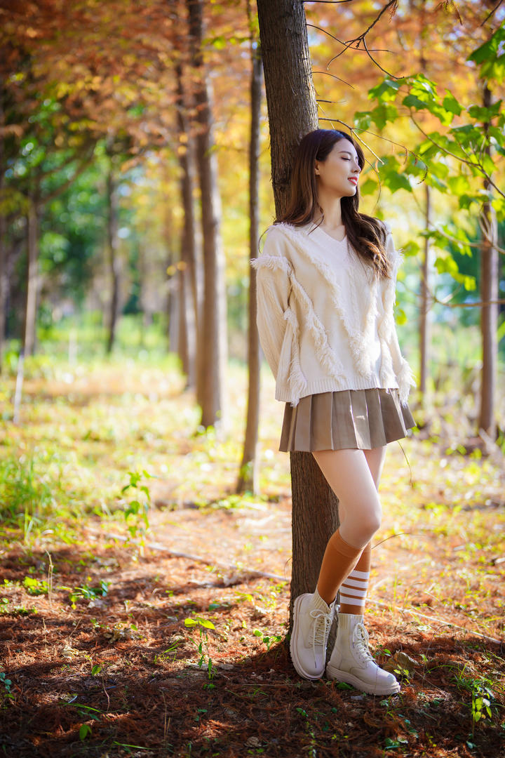 靠在树上的韩国超短裙美女壁纸图片