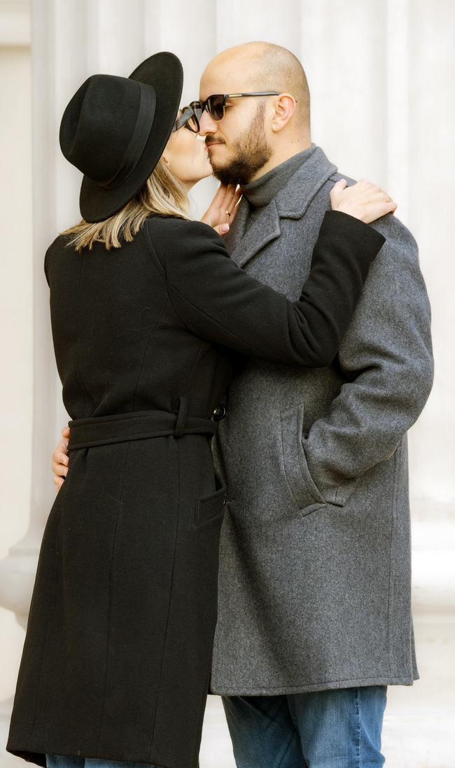 时尚街拍欧美风情侣接吻图片