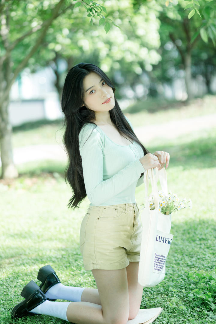 跪在地上的清纯素颜女孩图片