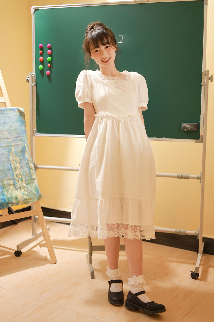笑容甜美的白裙女孩柚子教室私拍写真套图