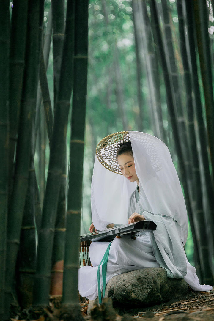 森林中弹古筝的唯美古装美女摄影写真图片