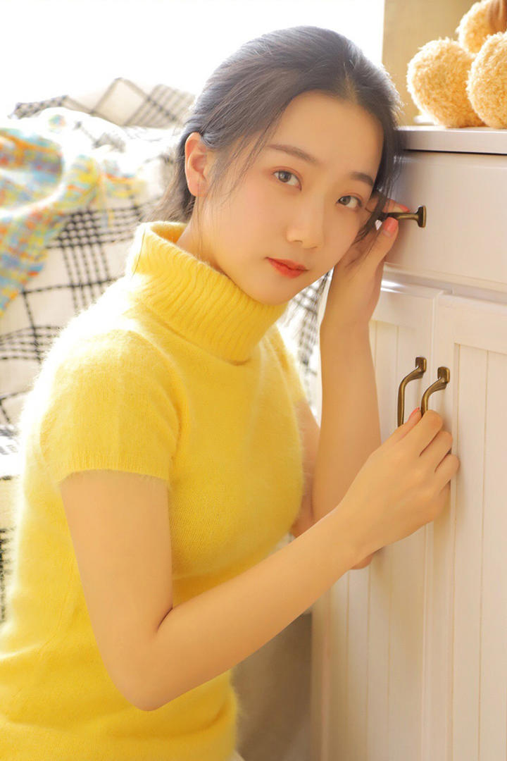 靠在柜子上的高清清纯美女图片