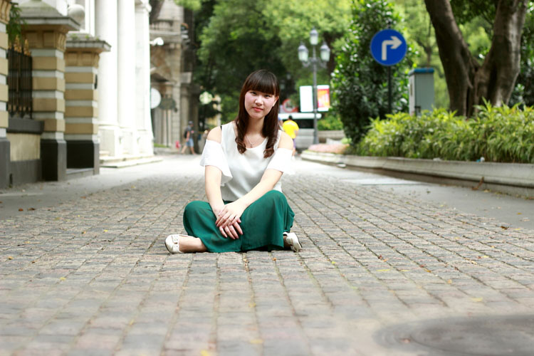 夏日河畔的娇丽侬艳