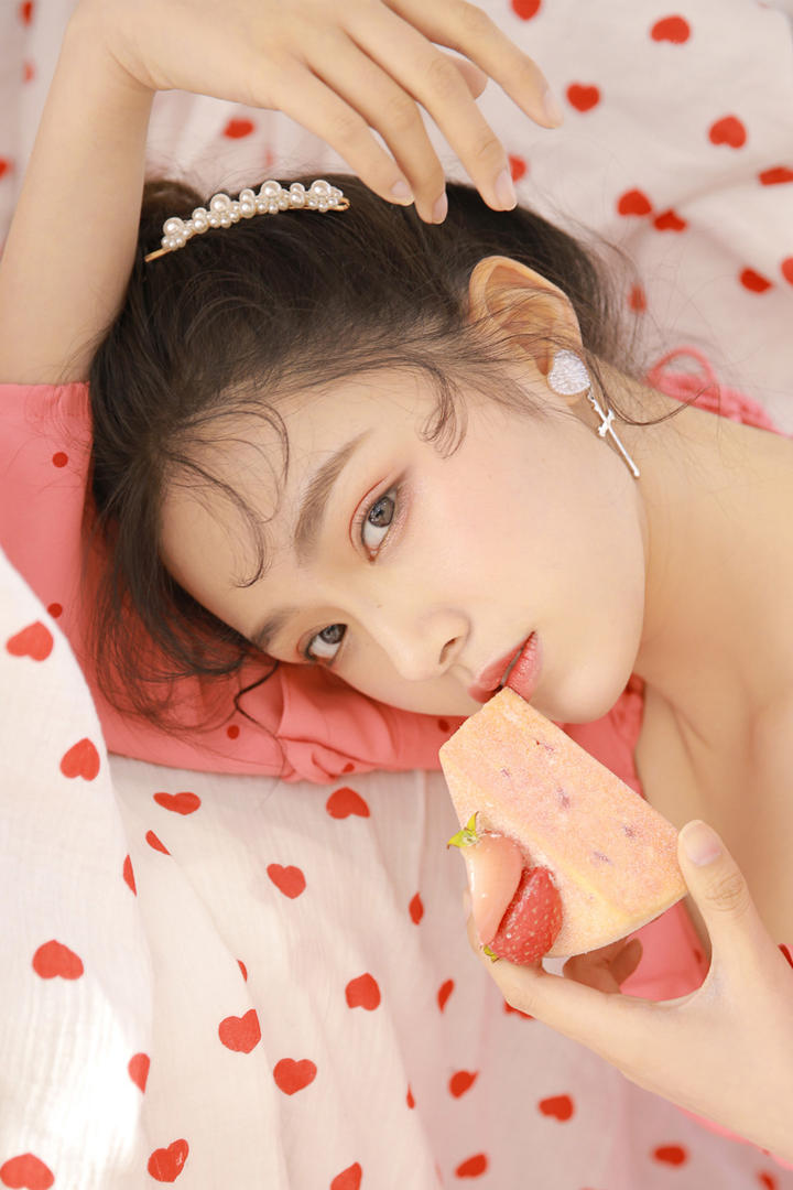 吃草莓蛋糕的清纯美女写真