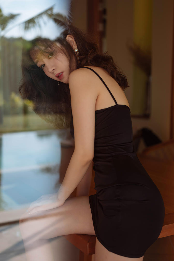 高清黑色吊带睡裙性感成熟美女王雨纯私房照图片