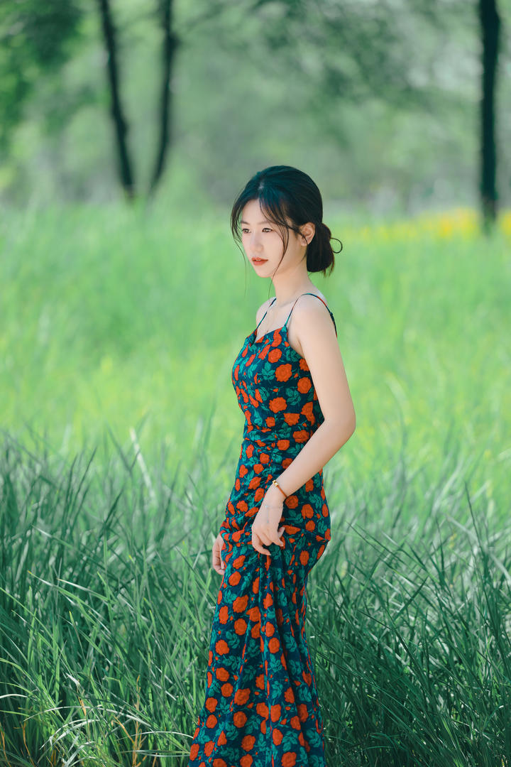 吊带长裙美女艺术照