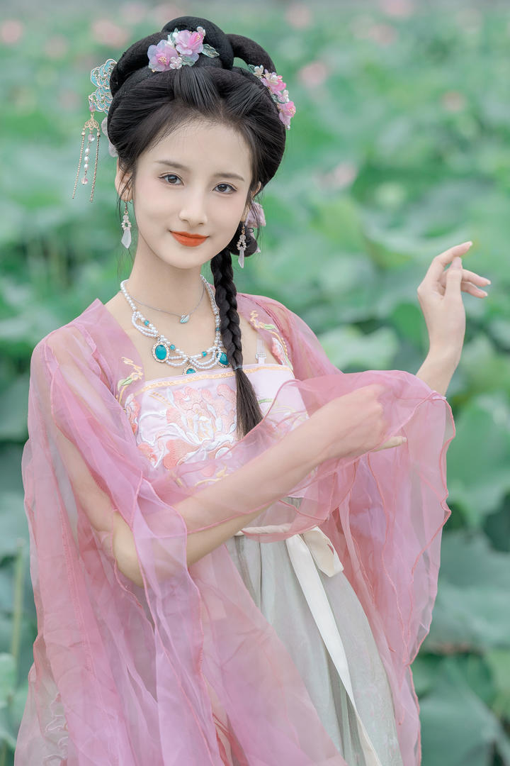 荷花池里的古装汉服美女图片