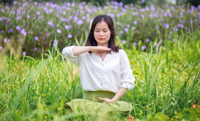 美女草丛打坐练瑜伽图片