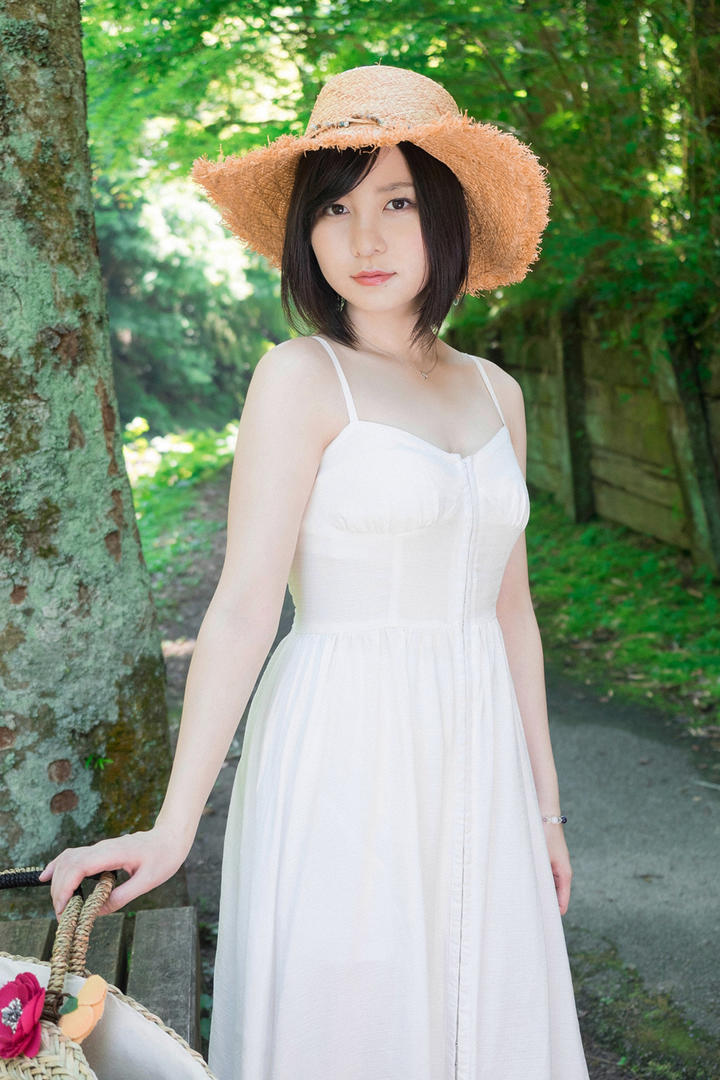 穿吊带连衣裙的日本清纯可爱女生高清图片