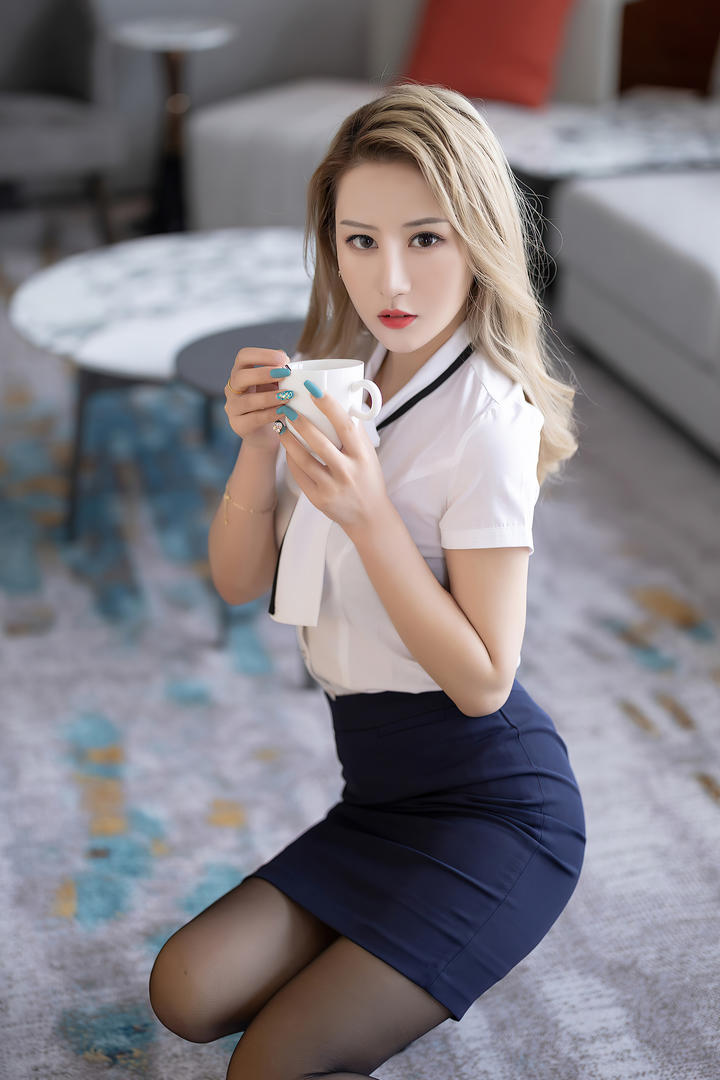 端水杯喝水的国产制服美女空姐性感私拍套图集