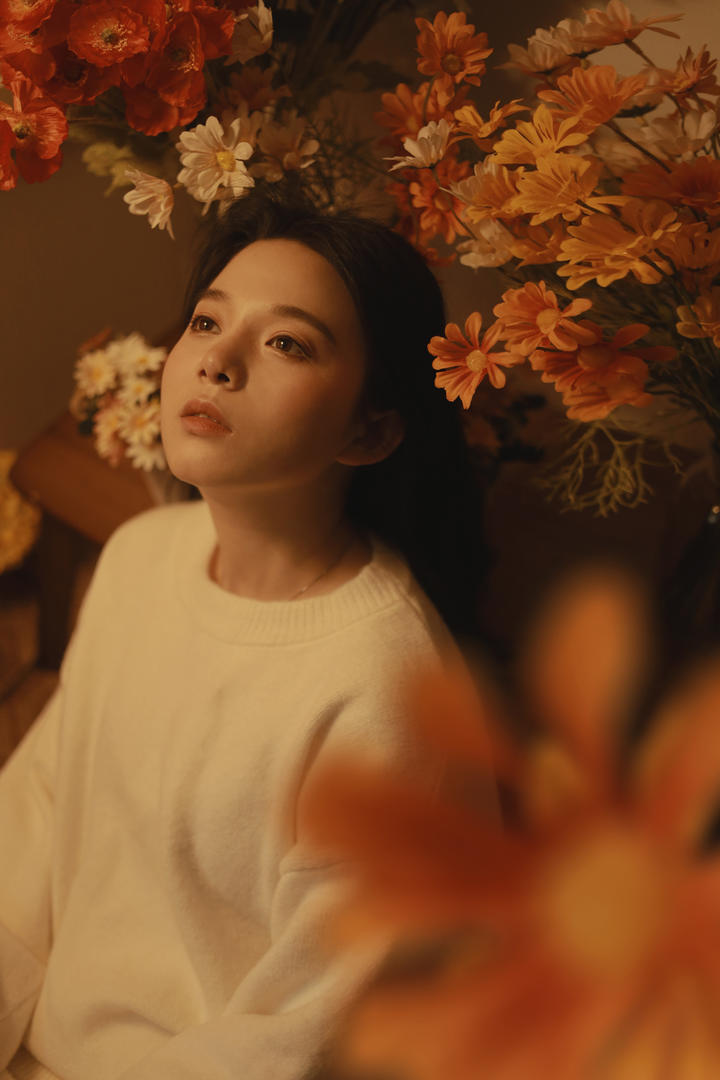 花丛下抬起头的美女qq头像女生