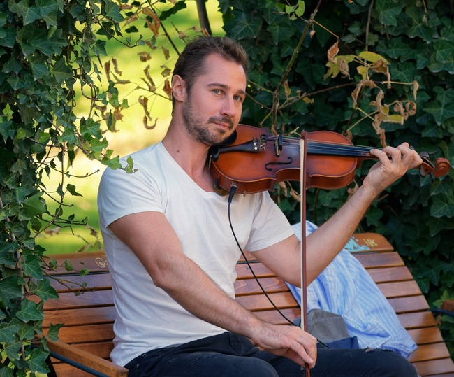 公园里拉小提琴的帅哥图片