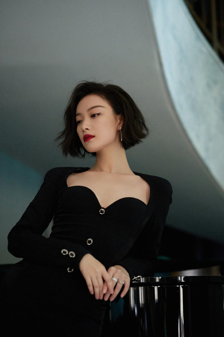 倪妮红唇短发性感写真图片