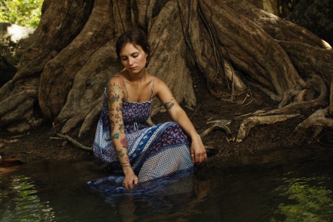 河边纹身的美女图片