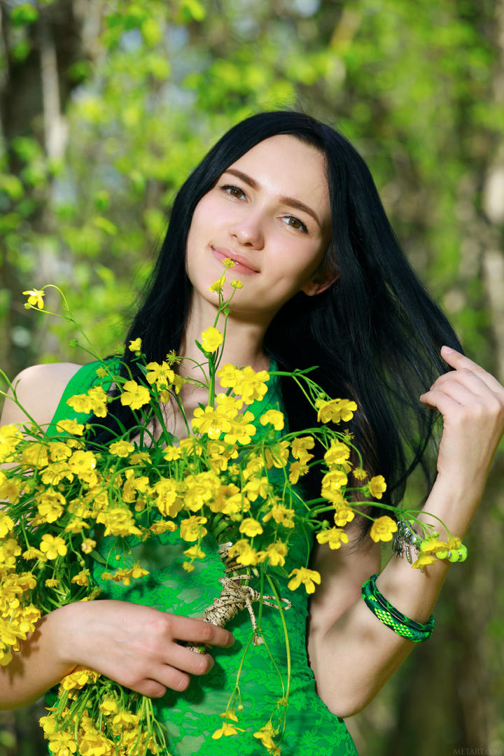 超高清拿着鲜花的国外漂亮美女写真图片
