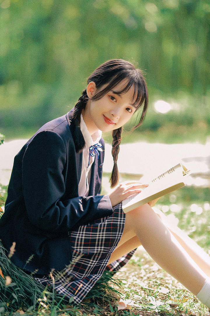 坐在地上看书的文艺美女学生JK制服写真图片