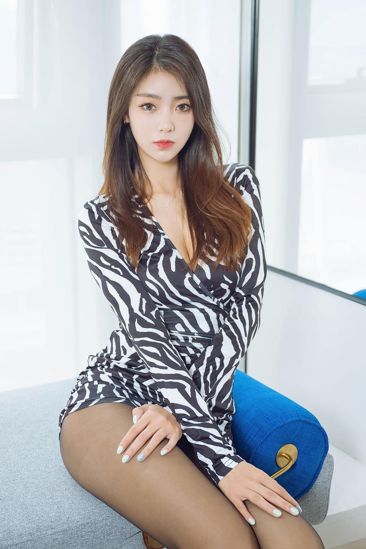 居家的漂亮美女可樂gogo裸体美女艺术写真图片集