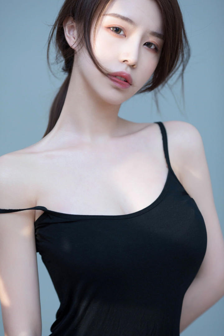 超高清性感大胸美女写真图片