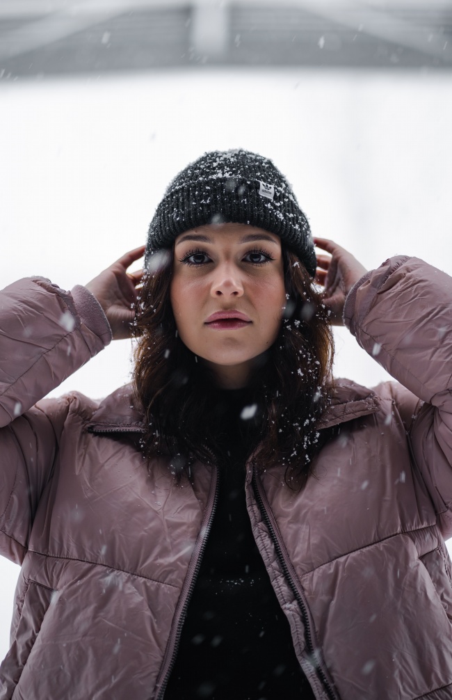 雪花飘落美女写真图片