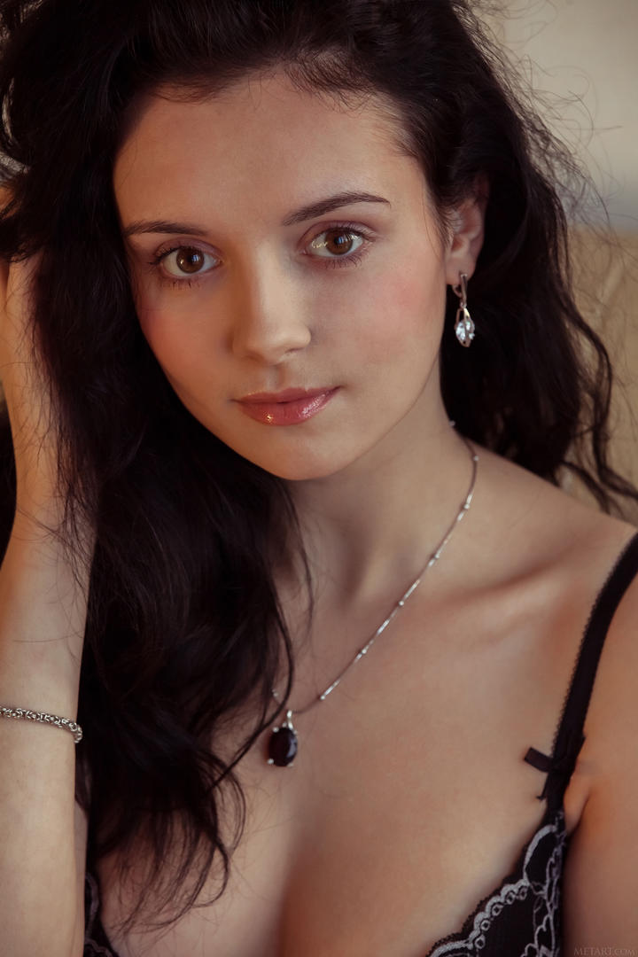 戴着项链的欧美漂亮美女写真图片