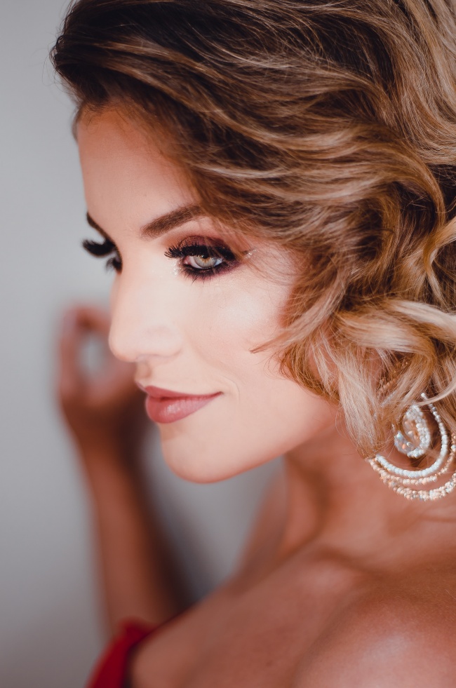 侧颜气质美女图片