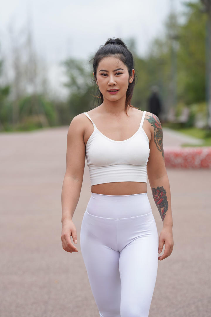 街拍花臂美女穿瑜伽裤高清美女壁纸图片下载