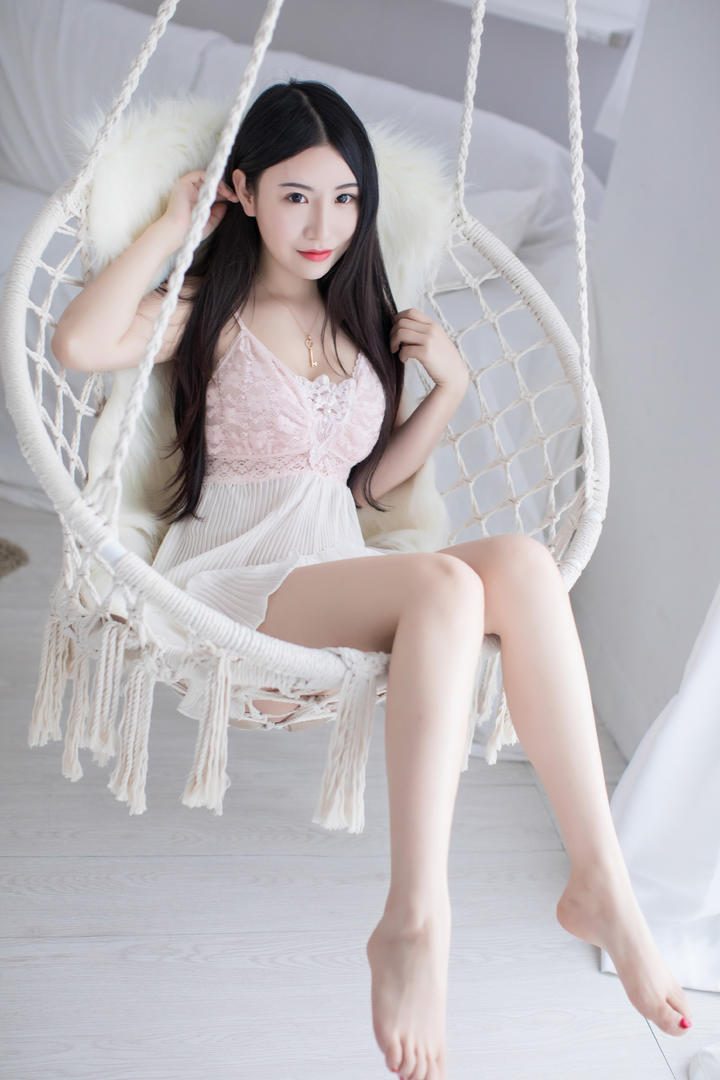 坐在吊椅上的高清睡衣美腿美女写真