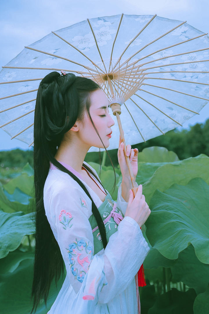 打洋伞古装美女图片