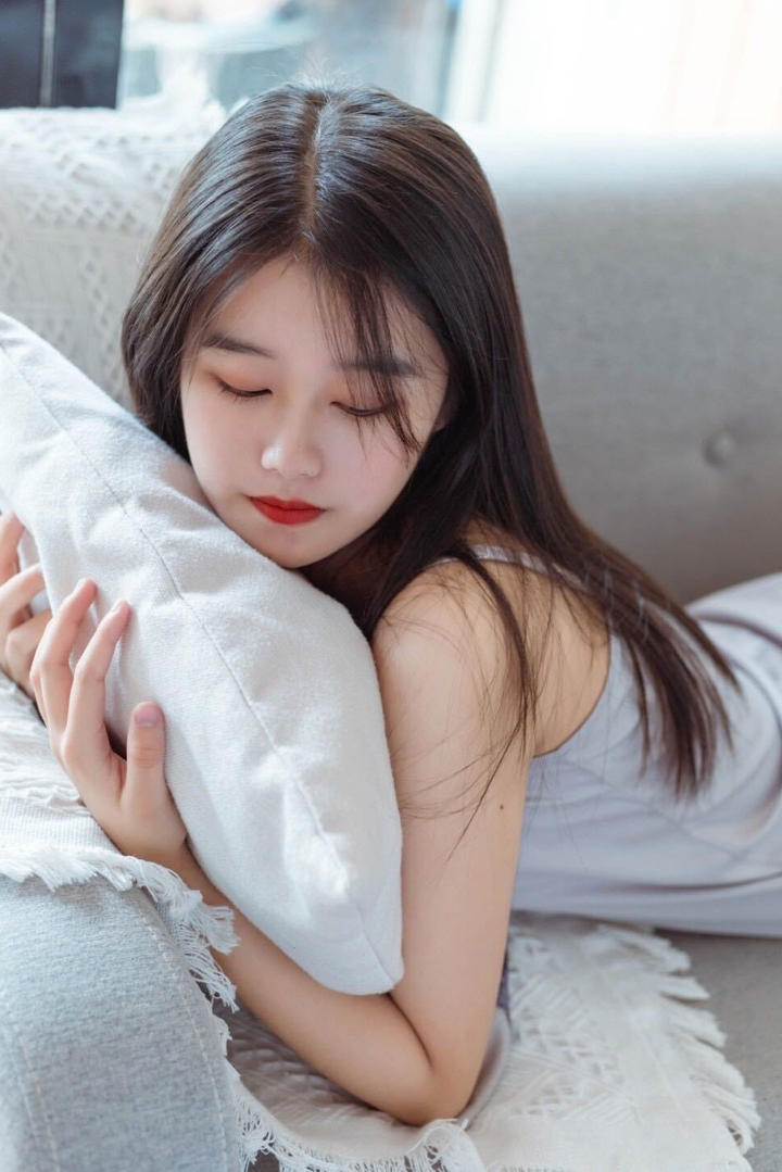 慵懒的清纯美女写真图片