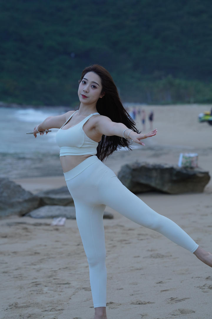 翩翩起舞的紧身裤美女海边人体摄影图片