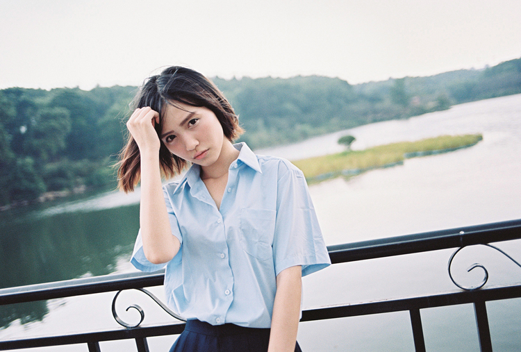 可爱校一人漫步在乡间