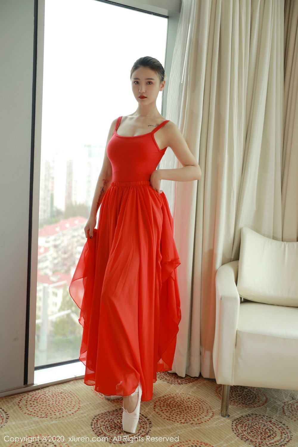 秀人网新人模特小壁虎吖猩红舞蹈长裙如玉胴体首套写真