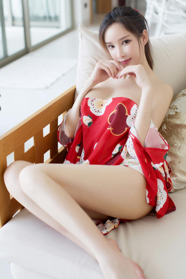 躺在床上的高清白嫩性感女神图片