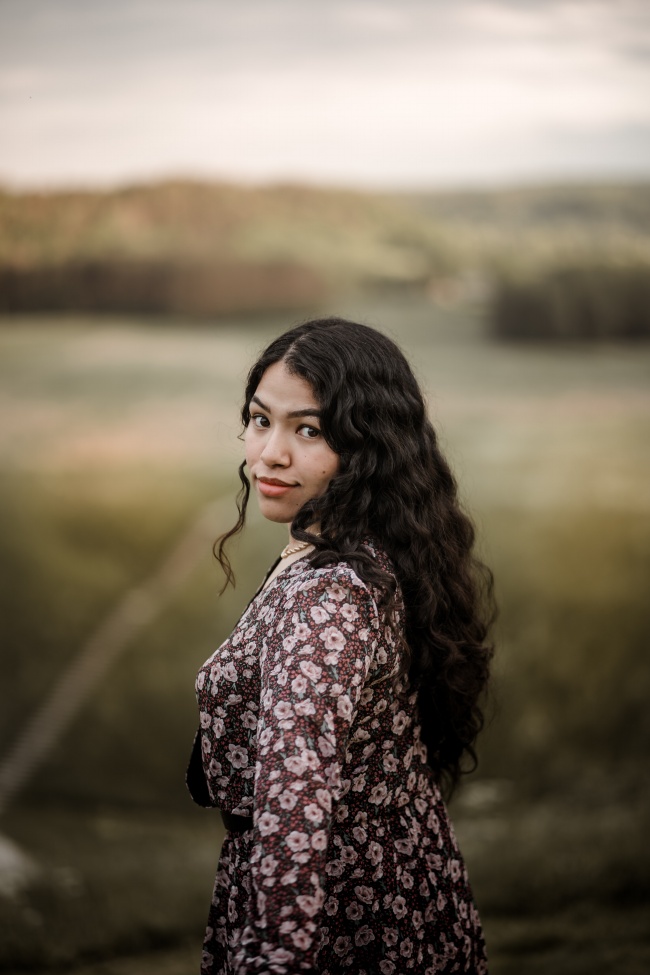 碎花裙卷发美女图片