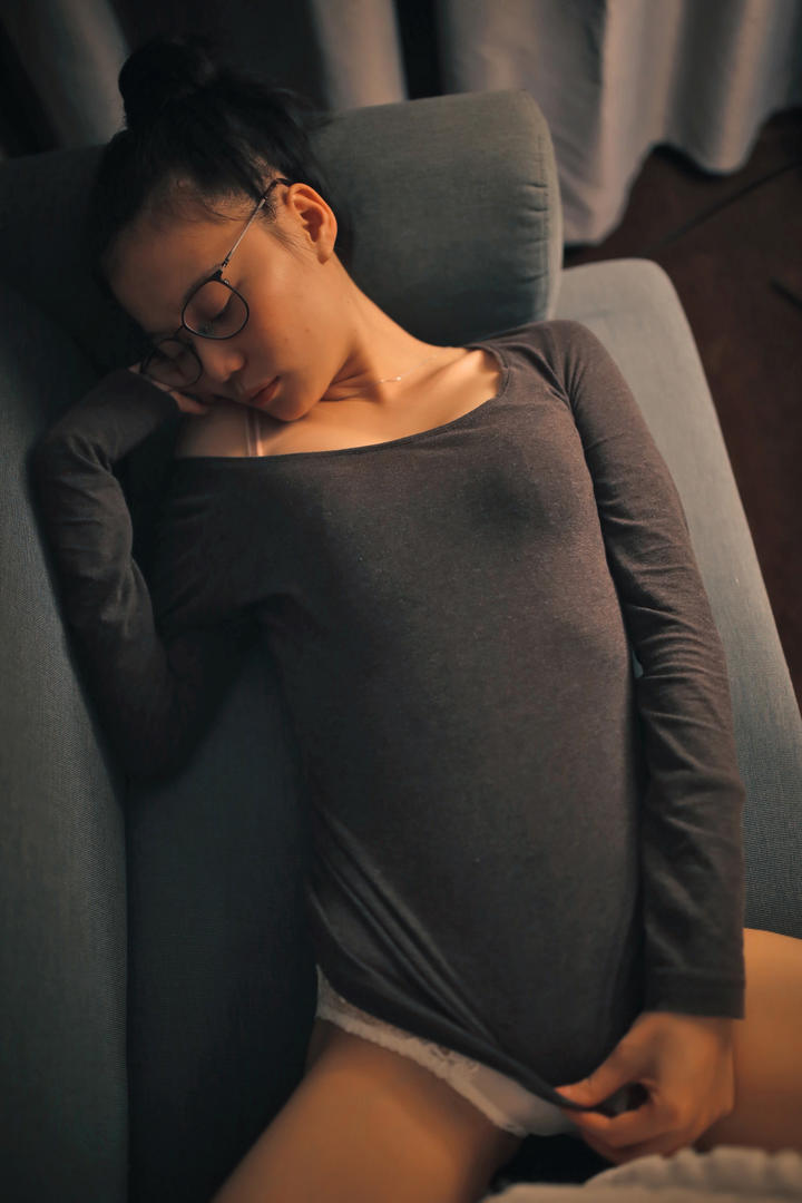 高校性感眼镜妹人体艺术写真图片