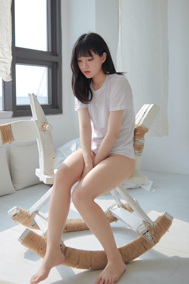 坐在木马上的纯欲天花板美女Jenny图片