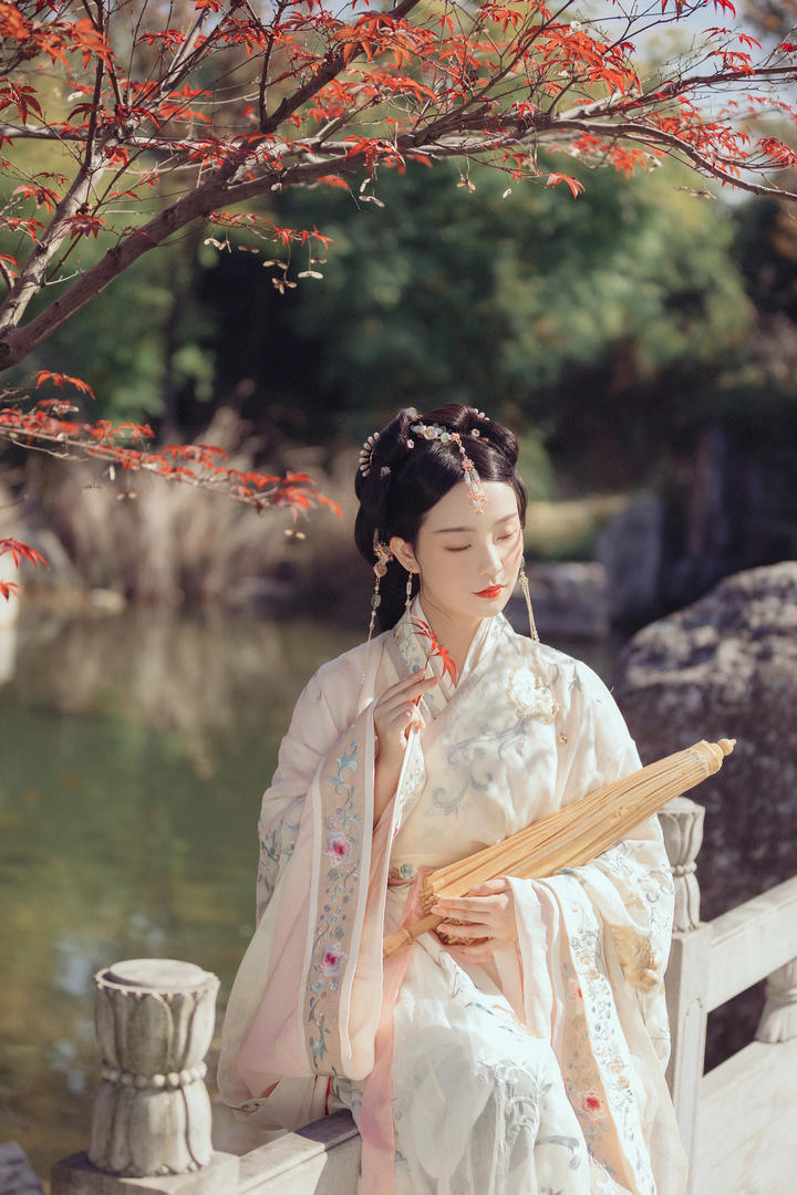 坐在桥上的古风美女头像唯美意境美女壁纸图片