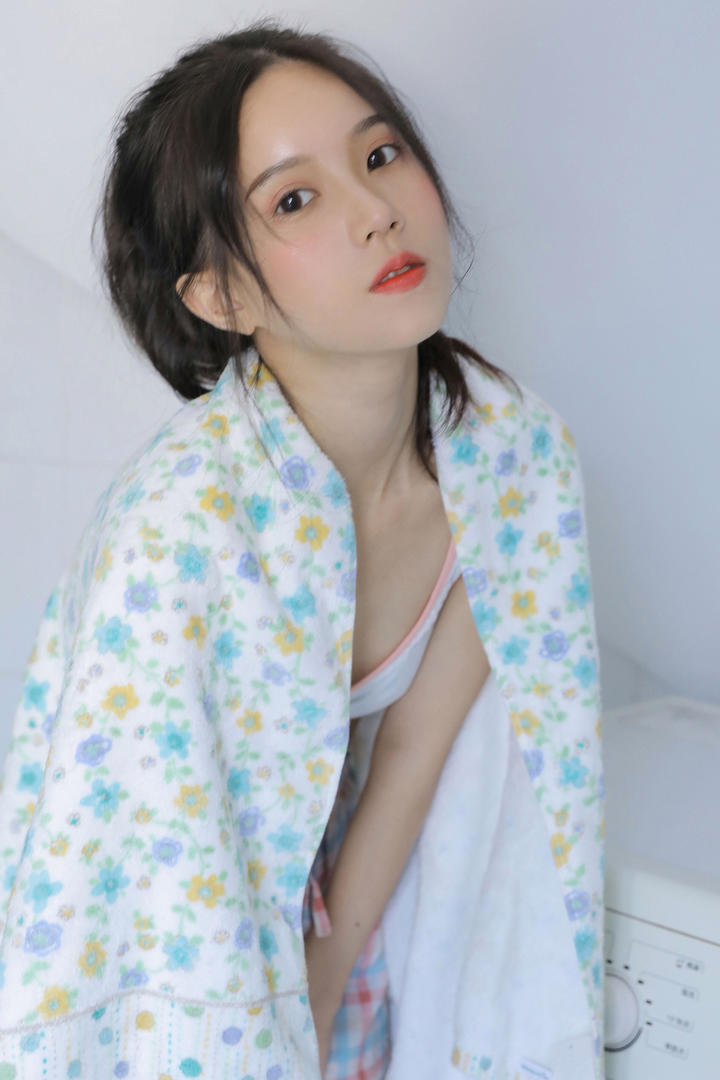 裹着浴巾的清纯美女图片