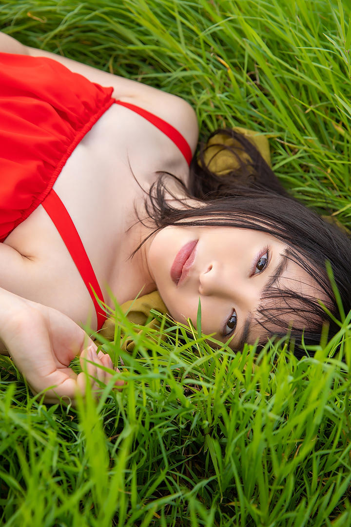 躺在草地上的清纯日本美少女艺术写真图片