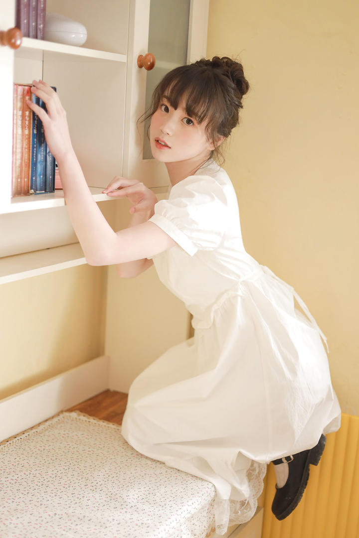 翻找书本的养眼白色连衣裙甜美女孩柚子私房照