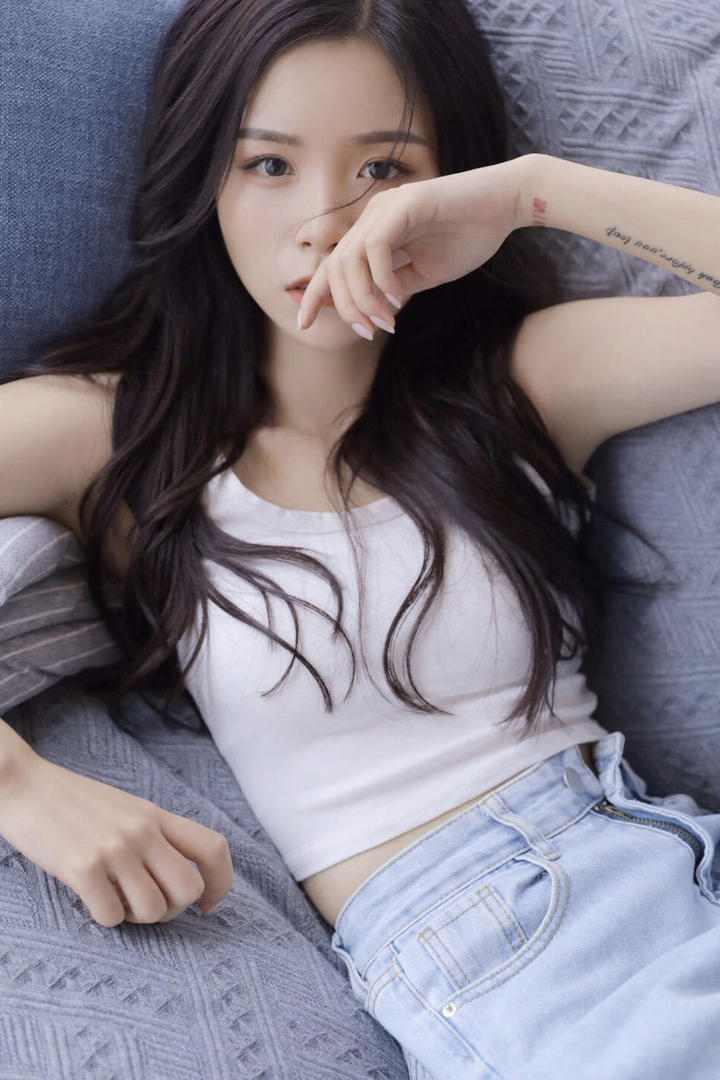 高清白嫩清纯邻家女孩牛仔裤写真图片