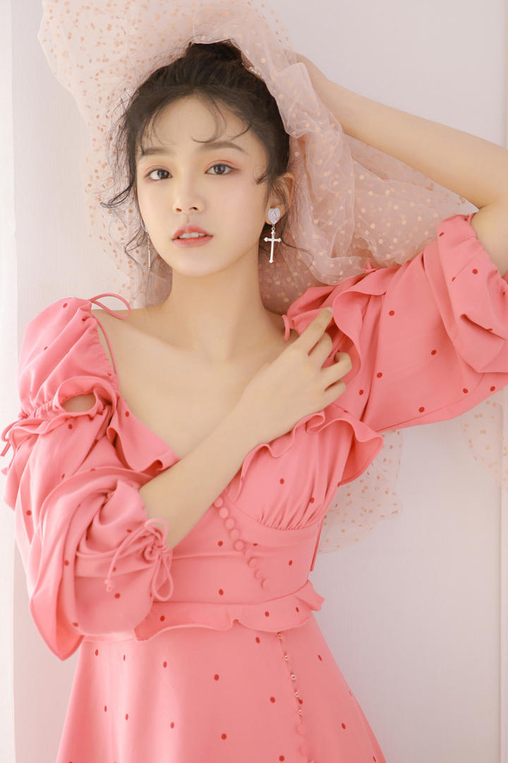 躺在床上的粉嫩清纯美女写真